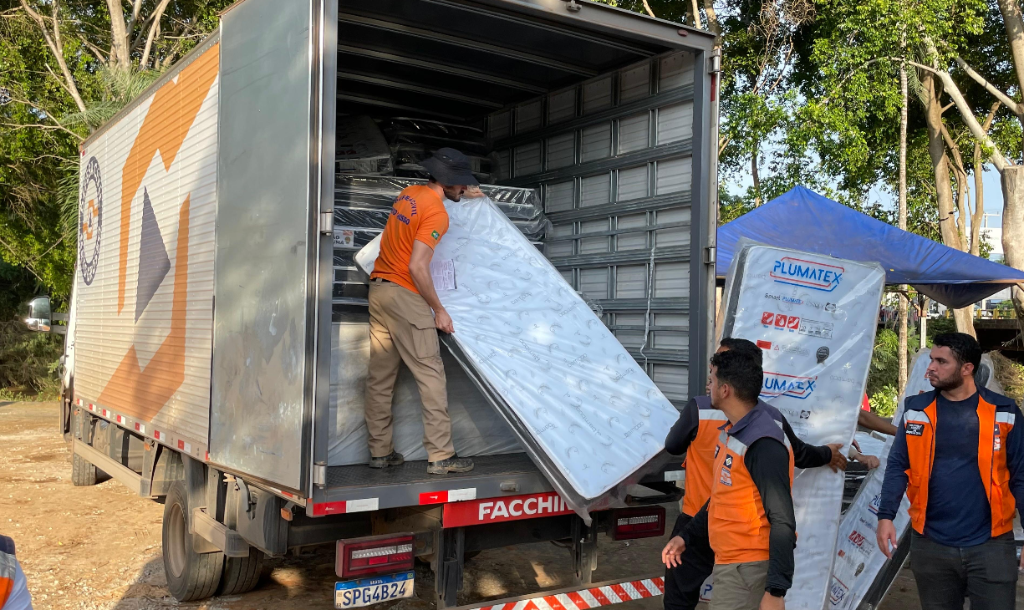 Governo envia alimentos e materiais para auxílio emergencial às famílias