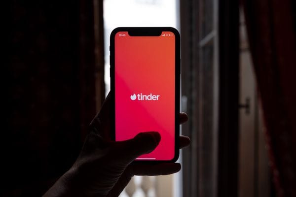 Jovem marca encontro com mulher pelo Tinder e acaba espancado pelo ex-marido dela