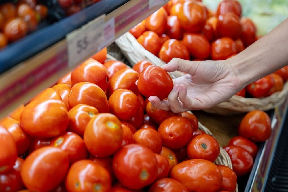 Tomate puxa alta e cuiabanos  começam o ano pagando mais caro por alimentação