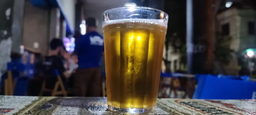 Mulher esfaqueia marido com canivete após ele oferecer bebida alcóolica ao filho