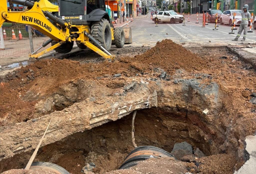 Com riscos de desmoronamento, Sinfra busca resolver problemas encontrados em avenida