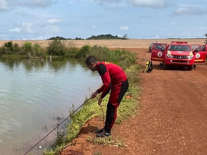 Bombeiros militares localizam corpo de homem que se afogou em represa de fazenda