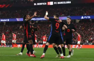 Barcelona vence Benfica em virada histórica com gols de Raphinha