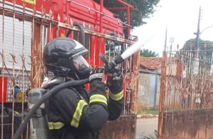 Casa pega fogo após criança ascender isqueiro em cima da cama enquanto brincava