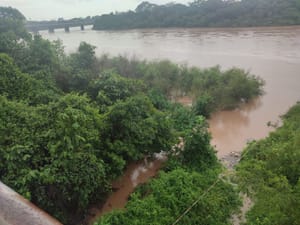 Nível do Rio Cuiabá se aproxima da "cota de atenção";  córrego transborda e invade residências na capital