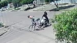 Ciclista não respeita sinalização e provoca acidente com motociclista; vídeo