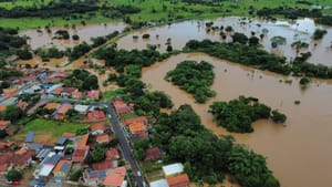 Após chuva, ponte desaba, rio transborda e alaga duas cidades de Mato Grosso