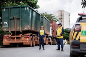 Seis caminhões de carga são autuados por trafegar fora do horário permitido