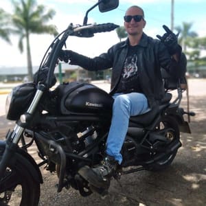 Professor cai de motocicleta  e morre atropelado por carreta na rodovia BR-163