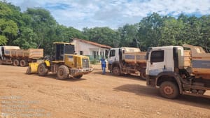 Caminhões da Sinfra retiram pedras do Morro de Santo Antônio para obra em parque