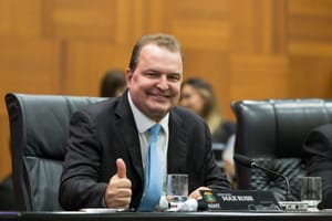 Max confirma convites para deixar PSB, mas diz que  decisão só ocorrerá em 2026