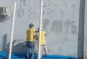 Reeducandos da Cadeia Pública de Colniza cobrem pichações realizadas por facção na cidade