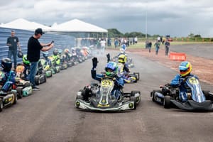 Com previsão de entrega este ano, governador e pilotos fazem pré-teste da pista de kart