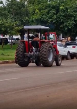 Mulher furta trator durante surto psicótico e dirige de forma perigosa em avenida