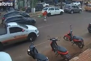 Menino solta a mão da avó com bebê, corre para avenida e os três são atropelados