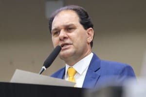 Deputado Chico Guarnieri propõe programa de vacinação nas escolas