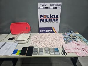 Traficante é flagrado com 1,4 mil porções de cocaína e tenta subornar PMs para não ser preso