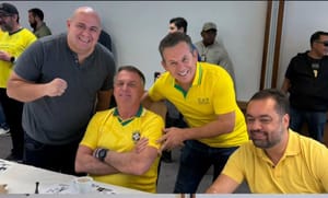 Abilio e Mauro posam ao lado de  Bolsonaro em protesto a favor da anistia aos presos de 8 de janeiro