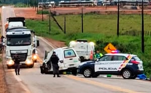 Cinco pessoas ficam feridas após colisão frontal entre caminhão de lixo e ambulância