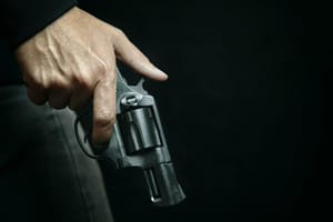 Homem é baleado durante ataque a tiros em Cáceres; dois são presos