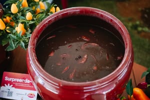 Buffet Leila Malouf assina prato principal da Feijoada de Inverno