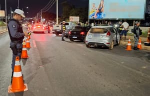 Operação prende dois motoristas bêbados e remove 31  veículos em Cuiabá