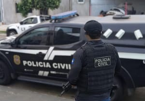 Suspeito de assassinar idoso de 74 anos durante roubo é preso; comparsa está foragido