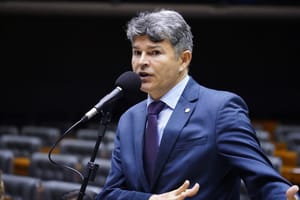 Deputado fala em “venezuelização” do Brasil e critica STF: “Cada ministro tem sua Constituição”
