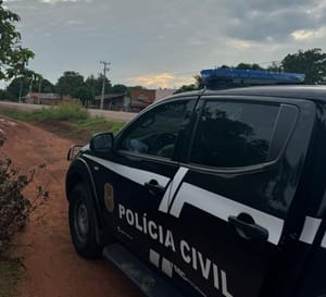 Menor é apreendido com arma de fogo e motocicleta utilizadas em homicídios de mulher e adolescentes