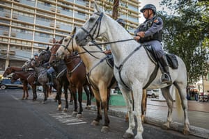 Cavalaria da PM prende dois foragidos da Justiça durante abordagem em Várzea Grande