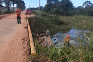 Casal fica ferido após despencar com carro de ponte na Transpantaneira