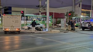 Motociclista morre após perder controle de moto e bater em poste na Fernando Corrêa