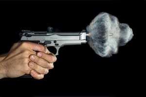 Policial penal atira em homem e alega legítima defesa após suposta ameaça com facão