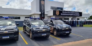 Professor acusado de assediar alunas de escola municipal e de tentar beijar técnica à força é preso