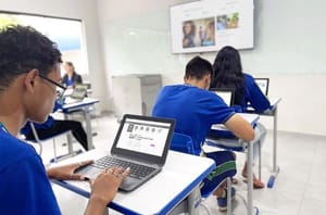Seduc abre vagas para praças e oficiais atuarem em escolas cívico-militares com salário de R$ 8,9 mil