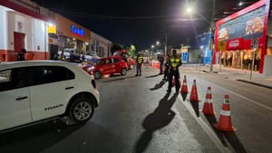 Promotor de eventos é preso após tentar fugir de blitz da Lei Sec e capotar caminhonete