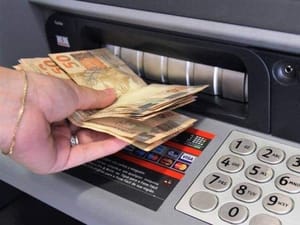 Justiça condena banco por descontar salário de servidora  que teve consignado negado