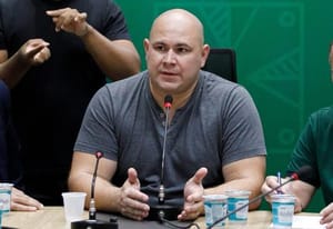 Prefeito rebate vereador após críticas sobre dívida com professores: “Vai caçar o que fazer”