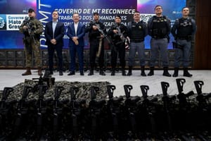 MT entrega R$ 6 milhões em fuzis, metralhadoras e equipamentos para a PM