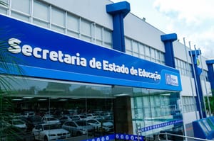 Justiça bloqueia contas, veículos e imóvel de ex-servidor da Seduc em até R$ 4,9 milhões