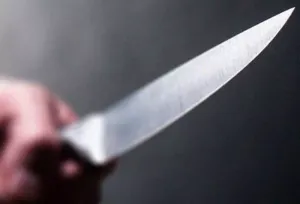 Mesmo com tornozeleira e medida protetiva, homem invade casa e tenta matar ex a  facadas