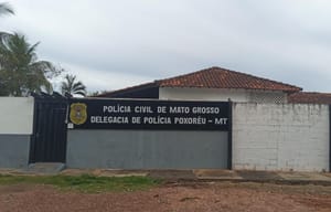 Advogado esfaqueia motorista no pescoço durante briga de trânsito e rouba moto de mulher para fugir