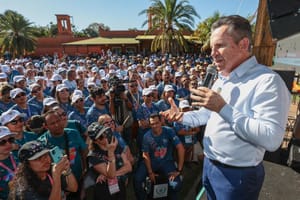 Governador anuncia que professores e coordenadores poderão receber até 17° salário por desempenho