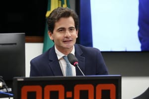 Fábio Garcia cobra diálogo com  EUA e acusa Lula de usar tarifaço de Trump como palanque