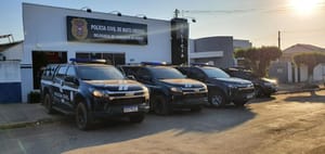 Membro de facção criminosa foragido de operação policial é preso em bar