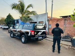 Operação cumpre mandados contra facção ligada ao tráfico de drogas e que monitora ações da polícia