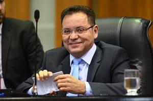 Mesmo fora da Mesa, Botelho “apita” em decisões da ALMT