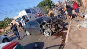 Duas pessoas ficam feridas após motorista sofrer convulsão, causar acidente e derrubar poste