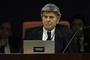 Ministro Fux diz que STF é incompetente para julgar réus e vota para anular ação