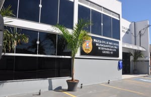 Homem põe arma na cabeça da esposa, ameaça atirar e promete  incendiar residência